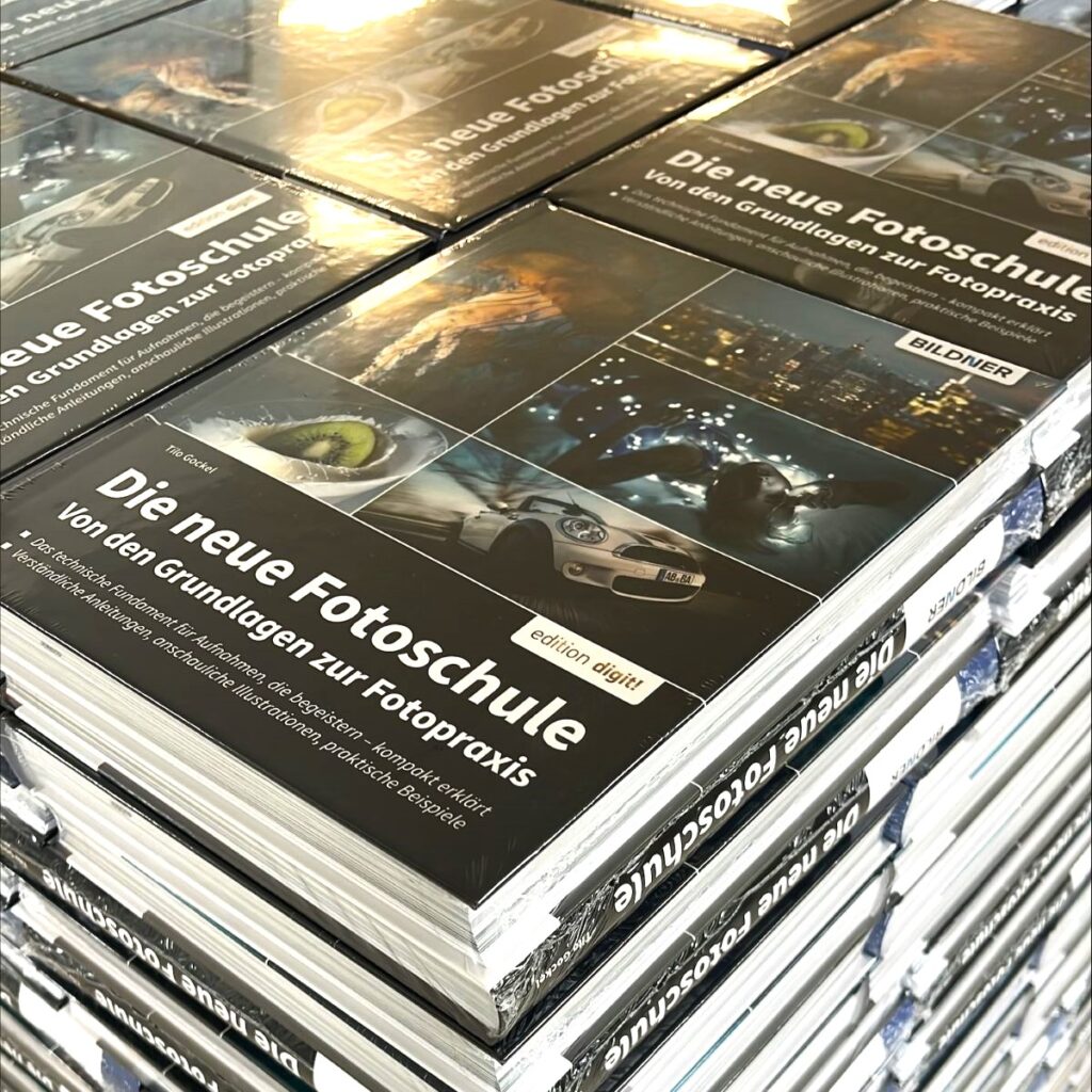 Direkt aus der Druckerei in unserem Logistik-Center eingetroffen: Die neue Fotoschule