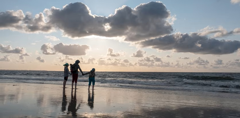 Beispielbild: Spiegelungen im Wasser - (Aufnahme am Strand)